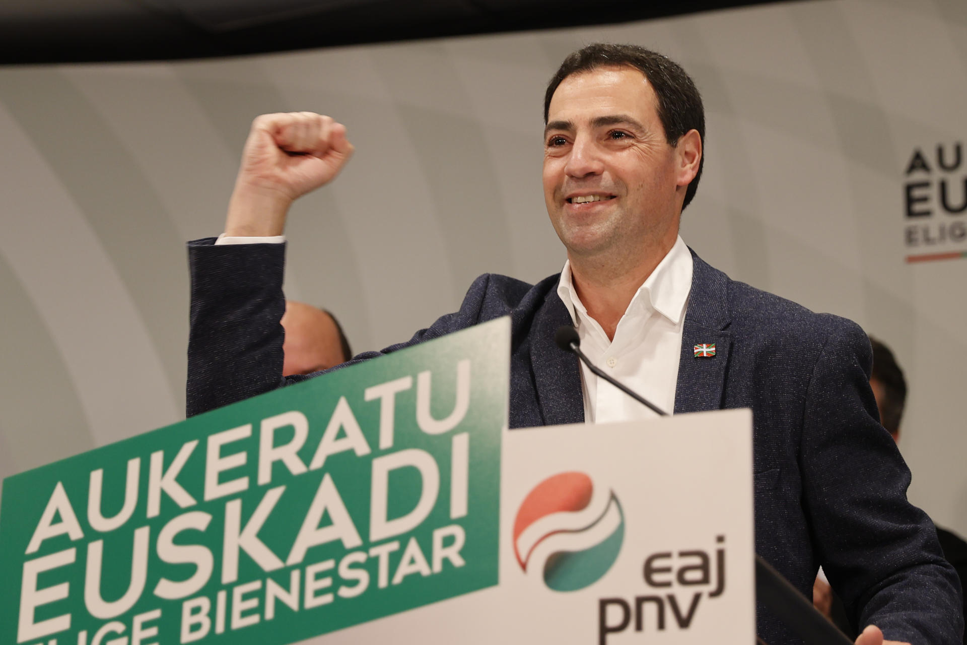 BILBAO, 21/04/2024.- El candidato a lehendakari del PNV, Imanol Pradales, ofrece una rueda de prensa este domingo en Sabin Etxea, la sede del PNV en Bilbao. EFE/Luis Tejido