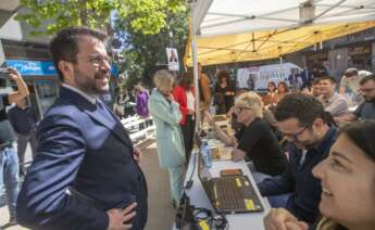 El presidente de la Generalitat y candidato a la reelección, Pere Aragonès por ERC conversa con los periodistas durante un acto electoral de su partido sobre feminismos este miércoles en Barcelona.