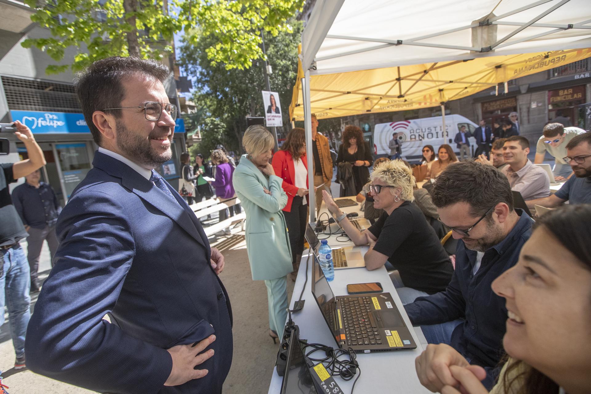 El presidente de la Generalitat y candidato a la reelección, Pere Aragonès por ERC conversa con los periodistas durante un acto electoral de su partido sobre feminismos este miércoles en Barcelona.