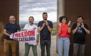 La secretaria general de ERC, Marta Rovira; el diputado de ERC en el Parlament de Catalunya Ruben Wagensberg; el vicepresidente de Òmnium Cultural, Oleguer Serra; el periodista de 'La Directa' Jesús Rodríguez y el activista Josep Campmajó, en Salses (Francia), antes de cruzar la frontera. Lorena Sopêna / Europa Press