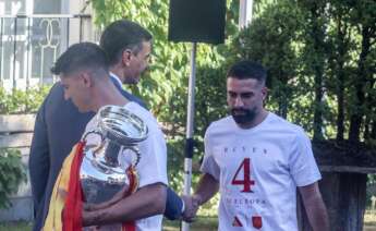 El presidente del Gobierno, Pedro Sánchez, saluda al futbolista Dani Carvajal durante la recepción a la Selección Española de Fútbol, campeona de la Eurocopa 2024. Foto: Ricardo Rubio / Europa Press