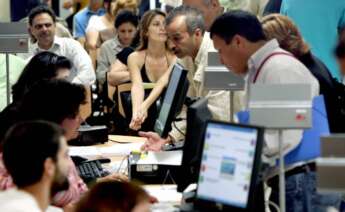 Funcionarios. Foto: EFE.