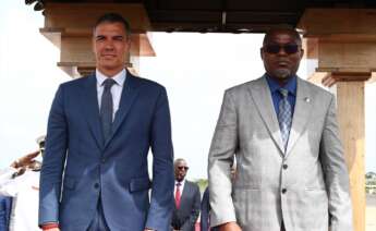 El presidente del Gobierno de España, Pedro Sánchez, y el presidente de Gambia, Adama Barrow, durante su visita a Gambia. Foto: Pool Moncloa / Fernando Calvo