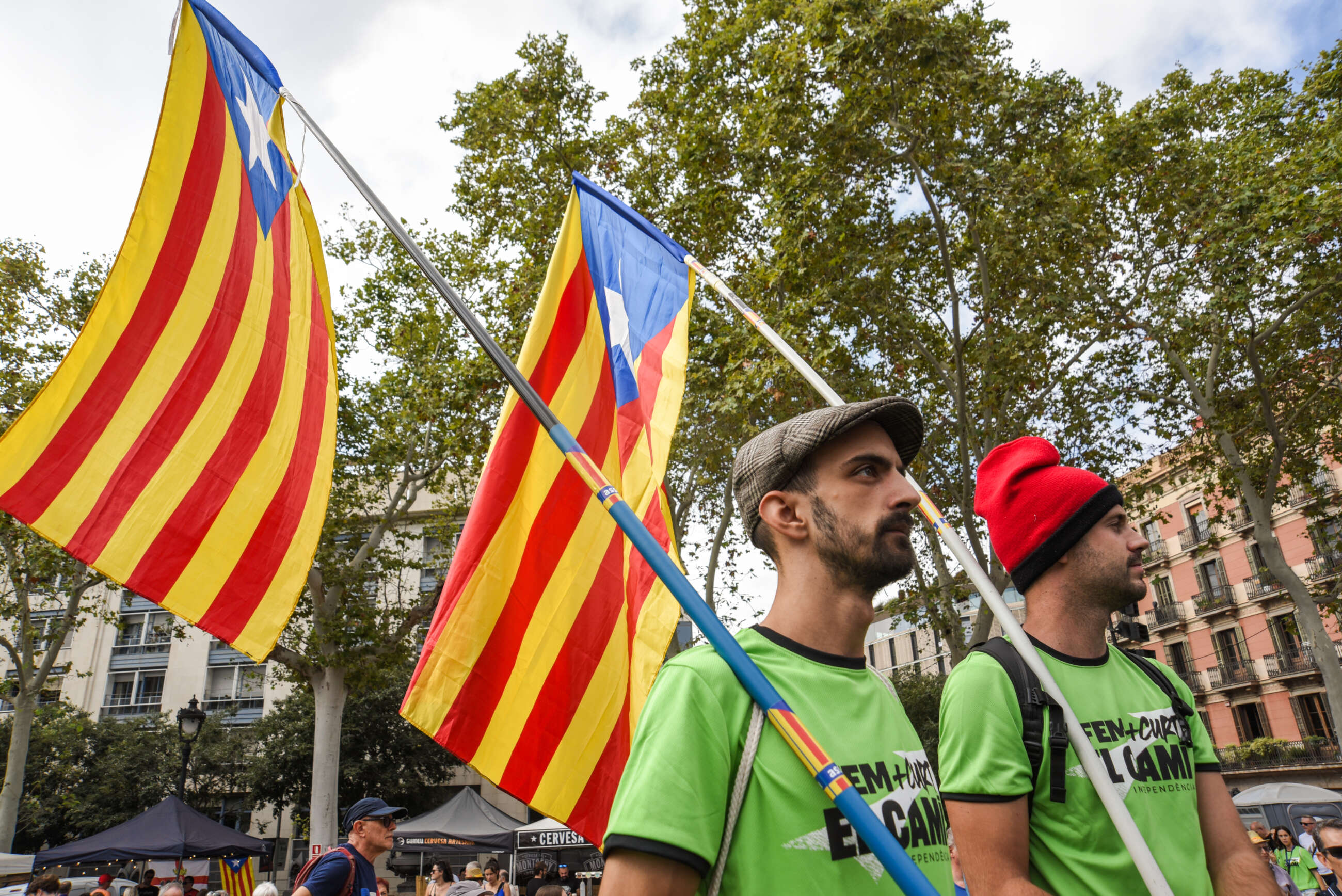 (Foto de ARCHIVO) Dos hombres con banderas de la estelada durante un acto de Òmnium por la Diada, en el Arco del Triunfo, a 11 de septiembre de 2024, en Barcelona, Catalunya (España). Desde Òmnium Cultural, han llamado al independentismo en esta Diada a seguir movilizándose para demostrar "que no ha claudicado ni claudicará jamás". Este año es el primer 11 de septiembre sin un presidente independentista al frente de la Generalitat desde hace 12 años y por tanto, no habrá representantes del Executiu en la manifestación soberanista. Alberto Paredes / Europa Press 11 SEPTIEMBRE 2024;OMNIUM;CATALUÑA;DIADA 11/9/2024
