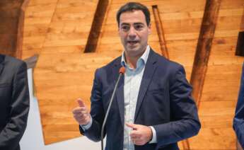 (Foto de ARCHIVO) Presentación del Proyecto de Ley de Presupuestos para la CAPV para el año 2025 de manos del Lehendakari, Imanol Pradales, el vicelehendakari Mikel Torres y el consejero de Hacienda y Finanzas, Noël d' Ánjou, en el Parlamento vasco, a 31 de octubre de 2024, en Vitoria, Álava, País Vasco (España). En cuanto a inversiones, una de las claves de este proyecto es que, por primera vez, el Gobierno Vasco invierte más de 1.500 millones de euros de recursos propios en inversión pública. A esto hay que sumar las cuantías de MRR correspondientes a inversión, la Variante Sur Ferroviaria y la Y vasca, que aumentan la cifra hasta los 1.837 millones de euros. Iñaki Berasaluce / Europa Press 31/10/2024