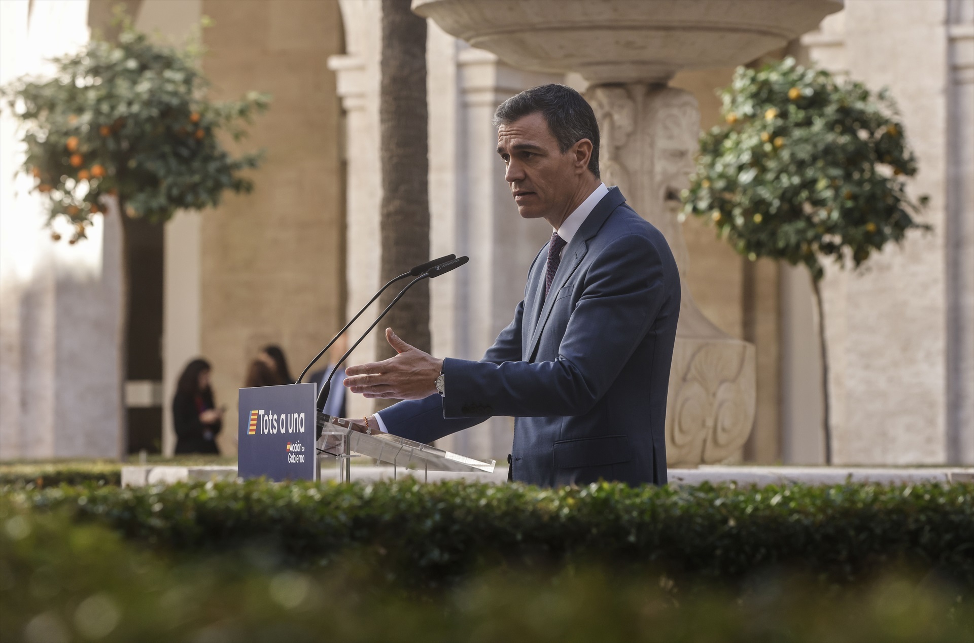 (Foto de ARCHIVO) El presidente del Gobierno, Pedro Sánchez, interviene tras una reunión con agentes sociales, en la Delegación del Gobierno en la Comunidad Valenciana, a 23 de enero de 2025, en Madrid (España). Antes de este encuentro, Sánchez se ha reunido con visitará este jueves la provincia con alcaldes de municipios afectados por la dana del pasado 29 de octubre, que dejó más de 220 muertos. También tiene previsto acudir por la tarde al cuartel general terrestre de alta disponibilidad de Bétera para conocer de primera mano las unidades del Ejército que colaboran en la ayuda y reconstrucción. Rober Solsona / Europa Press 23 ENERO 2025;PARADORES;FITUR;TURISMO 23/1/2025