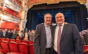 (Foto de ARCHIVO) El portavoz del PNV en el Congreso, Aitor Esteban (i), y el presidente del EAJ-PNV, Andoni Ortuzar (d), durante la gala de los Premios Sabino Arana 2024, en el Teatro Arriaga, a 26 de enero de 2025, en Bilbao, Vizcaya, País Vasco (España). Los Premios Sabino Arana reconocen y distinguen categorías que van desde la promoción y defensa de la cultura vasca, su contribución a mejorar la imagen de los vascos en el mundo a través de su participación en la economía, el deporte, o en proyectos cooperativos o acciones de cualquier índole, el fomento de los valores de la paz, igualdad y convivencia, y su dedicación y constancia a lo largo de toda su vida profesional, entre otros. Iñaki Berasaluce / Europa Press 26 ENERO 2025;PREMIOS;VASCOS;CONTRIBUCIÓN;CULTURA;ECONOMÍA 26/1/2025