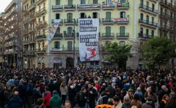 (Foto de ARCHIVO) Decenas de personas durante una concentración de Sindicat de Llogateres de Catalunya y vecinos en contra del desalojo de la Casa Orsola, a 31 de enero de 2025, en Barcelona, Cataluña (España). Unas 100 personas han pasado la noche entre la Casa Orsola --en el número 122 de la calle Consell de Cent de Barcelona-- y una carpa ubicada en la calle para rechazar el desalojo de un vecino. A Josep, el vecino afectado, se le acabó el contrato de alquiler en 2021, pero ha continuado pagando la mensualidad sin irse, para "presionar" a ‘Lioness Inversiones’ a negociar y, tras 2 años de procedimientos judiciales, la Audiencia de Barcelona ha ratificado la sentencia de desahucio y el juez ha fijado la fecha para el 31 de enero. Lorena Sopêna / Europa Press 31 ENERO 2025;CASA ORSOLA;BARCELONA;DESALOJO 31/1/2025