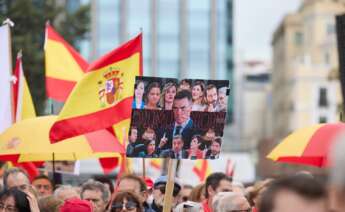 (Foto de ARCHIVO) Una cartel de protesta durante una manifestación, en la Plaza de Colón, a 10 de mayo de 2025, en Madrid (España). Más de un centenar de asociaciones de la sociedad civil, aglutinadas en la Plataforma por la España Constitucional, han convocado una manifestación bajo el lema ‘Por la dignidad de España: Sánchez dimisión, elecciones ya’ para exigir la dimisión del presidente del Gobierno. Jesús Hellín / Europa Press 10 MAYO 2025;MANIFESTACIÓN;SÁNCHEZ;DIMISIÓN;ELECCIONES;PRESIDENTE 10/5/2025