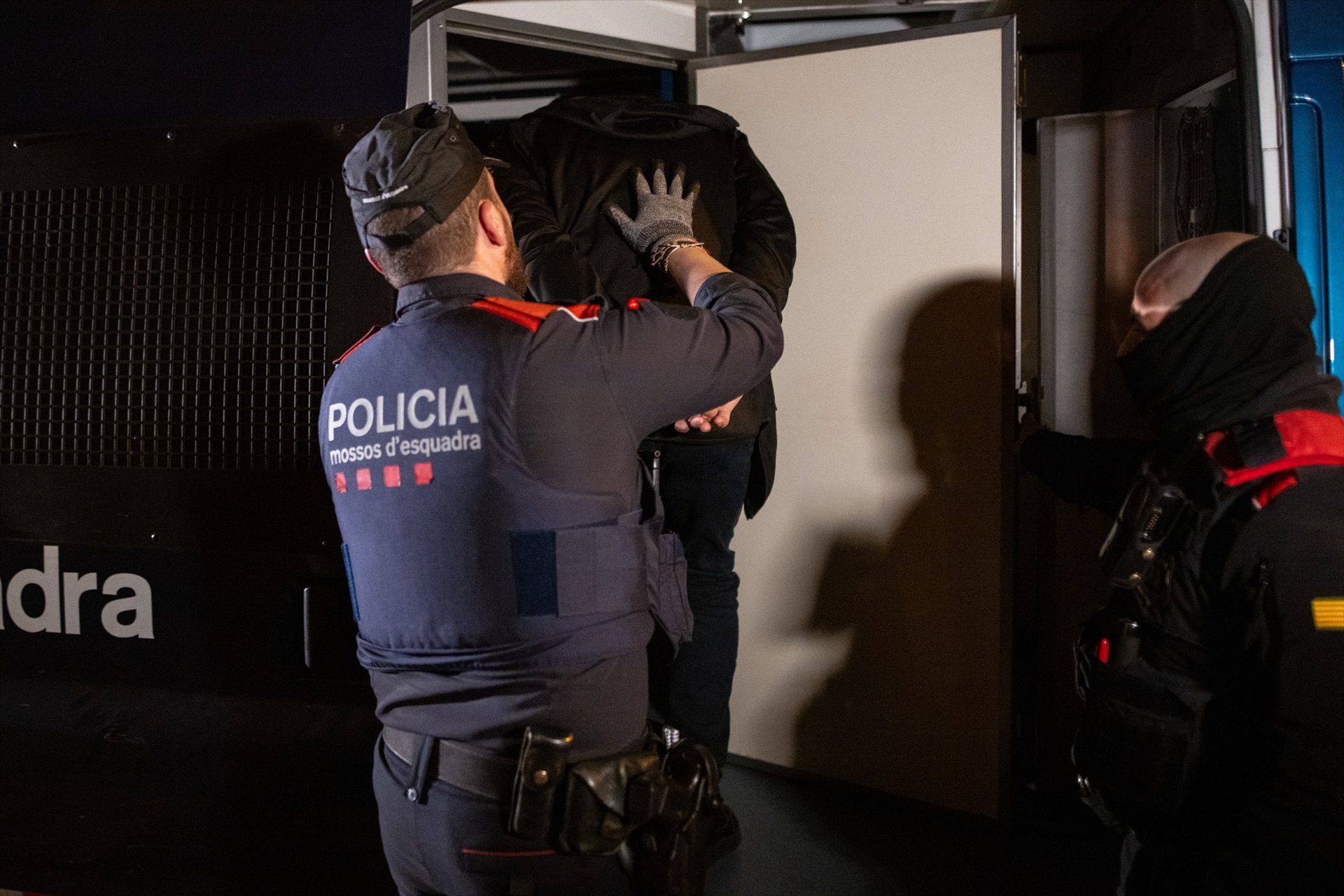 (Foto de ARCHIVO) Una operación de los Mossos d’Esquadra, a 5 de abril de 2025, en Barcelona, Cataluña (España). El dispositivo está dentro del ‘Plan Kanpai’, para luchar contra la multirreincidencia. El plan se extiende a toda el área metropolitana en acciones coordinadas por todas las áreas regionales policiales, ya que antes cada comisaría lideraba la lucha contra esta criminalidad específica de su zona. En 2024, solo en la capital catalana, la policía detuvo a 452 ladrones multirreincidentes que acumulaban un total de 3.600 arrestos por 9.114 delitos. Lorena Sopêna / Europa Press 05/4/2025