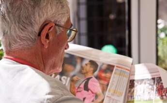 Un jubilado leyendo el periódico
