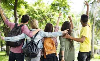 Un grupo de jóvenes amigos en un parque