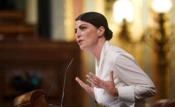 La candidata de Vox a la presidencia de la Junta de Andalucía, Macarena Olona, interviene durante el pleno del Congreso. EFE/ Miguel Osés