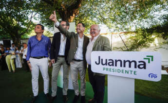 CÓRDOBA, 07/06/2022.- El presidente de la Junta de Andalucía, Juanma Moreno (2d), acompañado por el consejero de Salud de la Junta de Andalucía Jesús Aguirre (d), el presidente del PP de Córdoba Adolfo Molina (c) y el alcalde Córdoba José María Bellido (i), mantiene hoy martes un encuentro con la sociedad civil cordobesa en la Casa del Agua. EFE / Rafa Alcaide