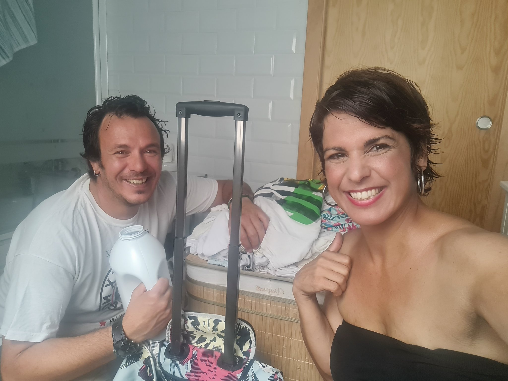 Teresa Rodríguez, la candidata de Adelante Andalucía, ha dedicado su jornada de reflexión a poner lavadoras. Imagen compartida en Twitter