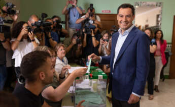 El presidente de la Junta y candidato del PP a la reelección, Juanma Moreno, ejerce su derecho al voto a las elecciones autonómicas en el colegio Sagrado Corazón de Málaga, hoy domingo 19 de junio para los duodécimos comicios autonómicos andaluces. EFE/Carlos Díaz