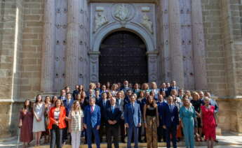 GRAFAND1588. SEVILLA, 14/07/2022.- El presidente de la Junta en funciones, Juanma Moreno, posa con los diputados populares a las puertas del salón de plenos hoy jueves, día en el que se constituye el Parlamento en la XII legislatura de la autonomía andaluza y por primera vez en la historia el PP tendrá mayoría absoluta lo que dará paso a un rápido proceso de renovación institucional que finalizará en diez días con la formación del nuevo Ejecutivo de Juanma Moreno. EFE/Julio Muñoz