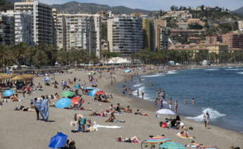 GRAFAND9516. MÁLAGA, 24/05/2022.-Numerosas personas disfrutan de un día de playa en La Malagueta de la capital malagueña, hoy cuando la Aemet (Agencia Estatal de Meteorología) ha previsto temperaturas máximas sin cambios en el extremo oriental y en descenso en las demás zonas de Andalucía. EFE/Daniel Pérez