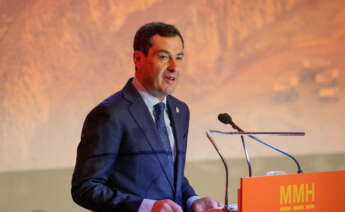 GRAFAND4216. SEVILLA, 18/10/2022.- El presidente de la Junta de Andalucía, Juanma Moreno, ha garantizado este martes en el salón internacional de la minería que esta legislatura será la del impulso a los grandes proyectos mineros para incrementar un 20 % en cuatro años la producción de la minería metálica y contará con un aumento presupuestario del 485 % en 2023, durante su intervención en la inauguración del Congreso Mining and Minerals Hall, que se celebra desde hoy martes en Sevilla con la participación de 180 empresas del sector de la minería. EFE/Julio Muñoz