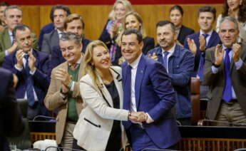 El presidente andaluz, Juanma Moreno, felicita a la consejera de Economía, Carolina España. EFE/Julio Muñoz