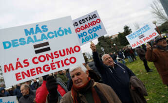 Manifestación de los regantes del Levante español ante Moncloa el pasado martes por el recorte del trasvase Tajo-Segura. EFE/ Sergio Pérez