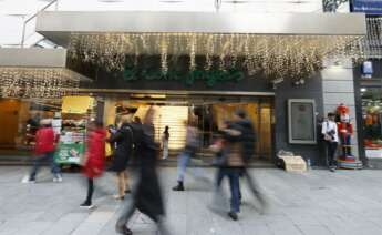 La entrada de un centro comercial. Foto: EFE/ Javier Lizón.