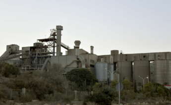 Fábrica cementera de Holcim en la localidad almeriense de Carboneras. EFE/ Juana Benet