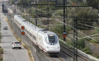 MURCIA, 26/10/2022.- Adif ha empezado este miércoles a realizar las últimas pruebas de la línea de Alta Velocidad entre Murcia y Orihuela con trenes similares a los que enlazarán la capital con Madrid. EFE/Marcial Guillén