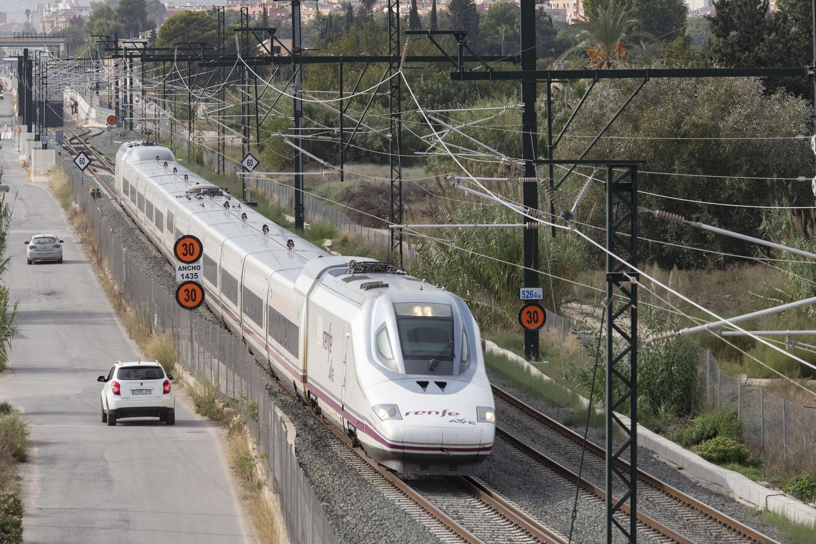 MURCIA, 26/10/2022.- Adif ha empezado este miércoles a realizar las últimas pruebas de la línea de Alta Velocidad entre Murcia y Orihuela con trenes similares a los que enlazarán la capital con Madrid. EFE/Marcial Guillén