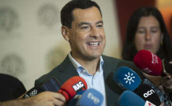 BARCELONA, 07/10/2023.- El presidente de la Junta de Andalucía, Juanma Moreno, atiende a los medios antes de participar en un encuentro con representantes de grandes empresas, este sábado en Barcelona.EFE/Marta Pérez