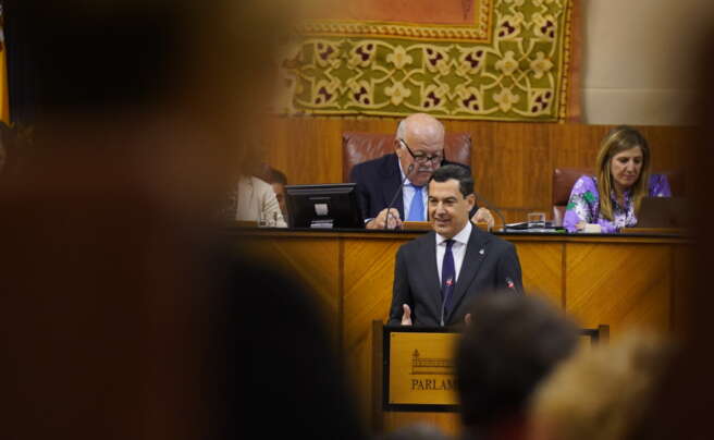 El presidente de la Junta de Andalucía, Juanma Moreno, desde la tribuna de oradores del Parlamento de Andalucía, en el debate del Estado de la Comunidad.