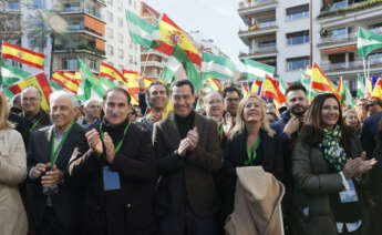 SEVILLA, 03/12/2023.- El presidente de la Junta de Andalucía, Juanma Moreno (c), durante la concentración 'En defensa de Andalucía y por la igualdad entre españoles' convocada por el Foro Economía y Sociedad hoy 3 de diciembre. EFE/ Jose Manuel Vidal