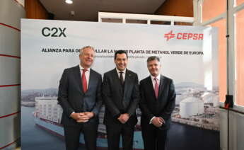 De izquierda a derecha el consejero delegado de Cepsa, Maarten Wetselaar; el presidente de la Junta de Andalucía, Juan Manuel Moreno Bonilla; y el consejero delegado de C2X, Brian Davis. Foto: Cepsa y C2X