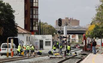 Trabajos en la estación del Carmen de Murcia para ensayar la apertura del primer tramo del AVE. Foto: EFE/ Juan Carlos Caval
