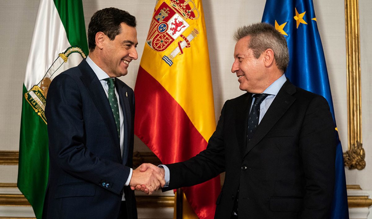 El presidente de la Junta, Juanma Moreno, posa junto al presidente de Airbus España, Alberto Gutiérrez. Junta de Andalucía