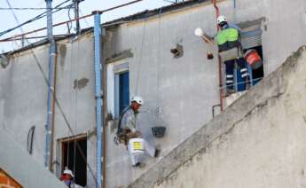 Trabajadores en reforma vivienda. EFE/ Mariscal Agencia Efe