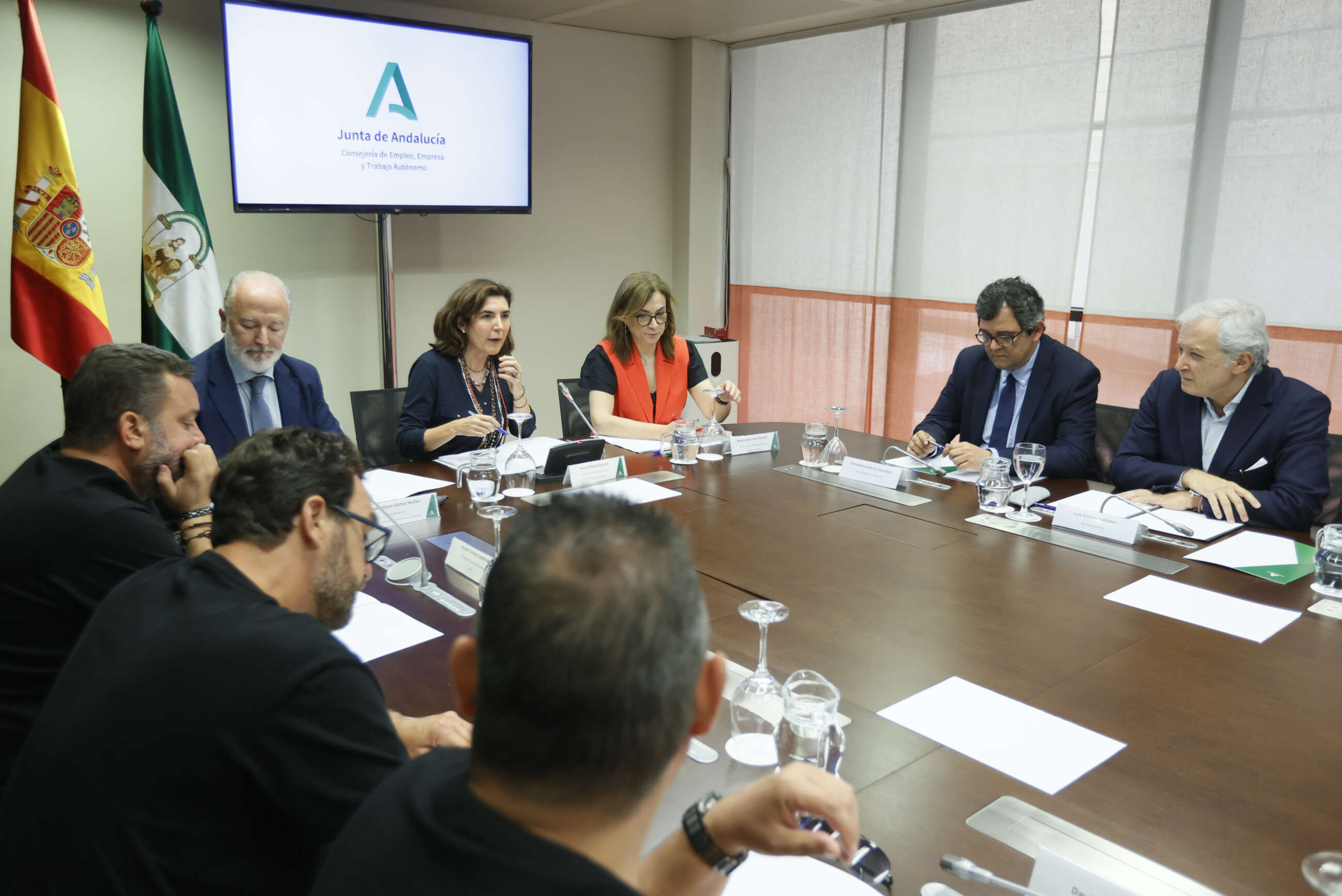 La consejera de Empleo, Empresa y Trabajo Autónomo, Rocío Blanco, durante la reunión de este lunes en Sevilla con el CEO y el secretario general de Acerinox y miembros del comité de empresa. EFE/José Manuel Vidal