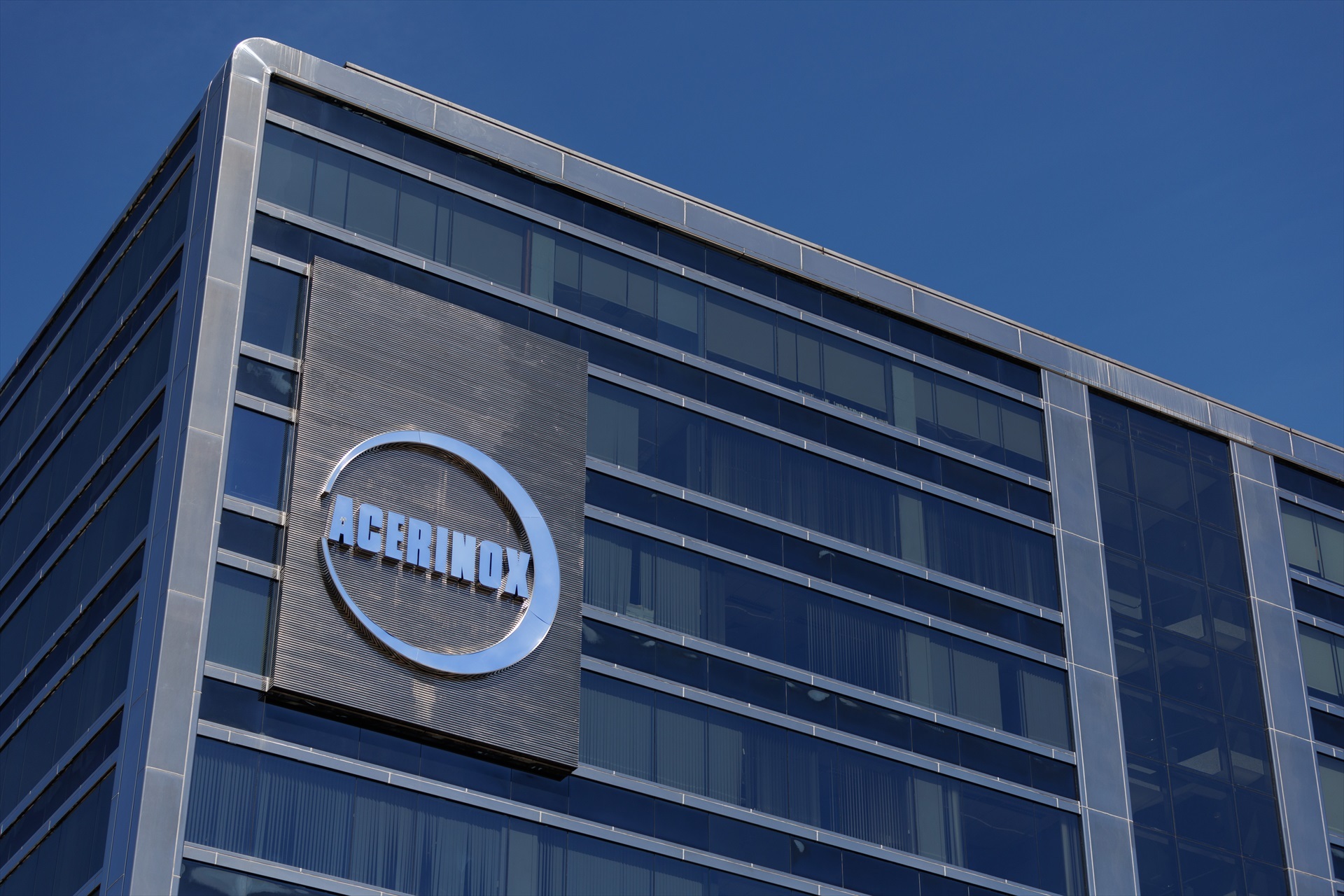 Fachada del edificio de Acerinox, a 5 de abril de 2023, en Madrid (España).