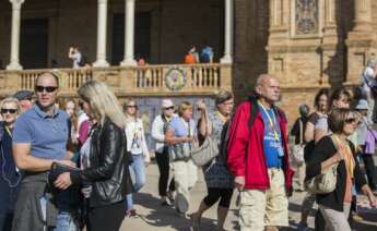 Turistas en la Plaza de España de Sevilla.