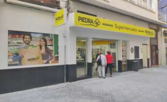 Entrada de un supermercado Piedra.