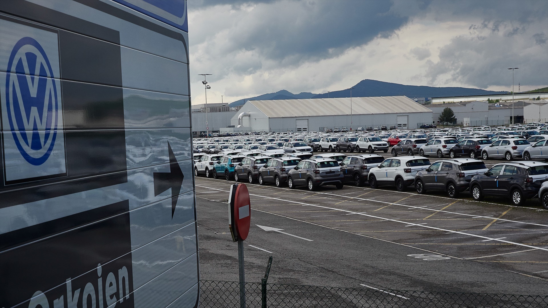 Vista de vehículos producidos en la fábrica de Volkswagen Navarra.