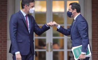 Imagen de la primera vez que el presidente del Gobierno central, Pedro Sánchez, recibió en la Moncloa a Juanma Moreno, presidente de Andalucía, tras su acceso al cargo en 2019.