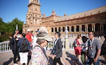 Turistas pasean por la Plaza de España, en Sevilla.