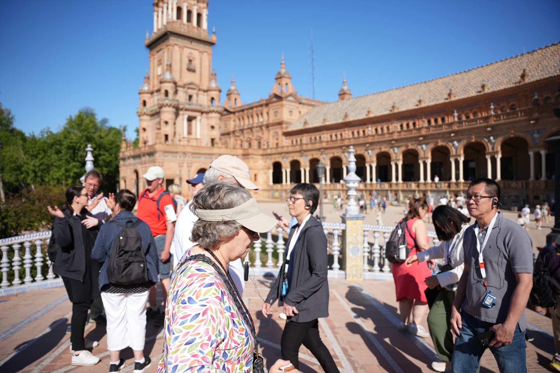 Turistas pasean por la Plaza de España, en Sevilla.