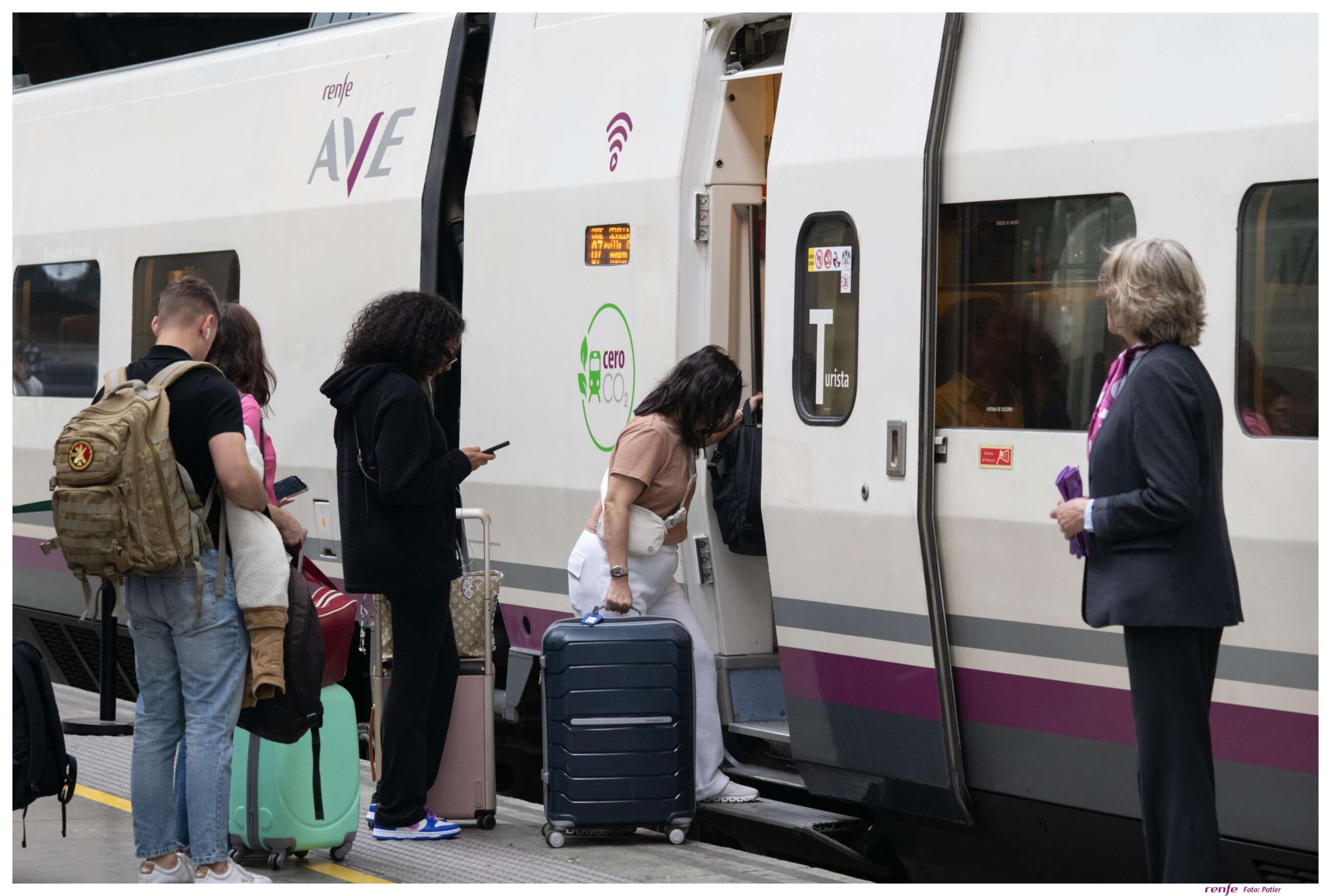 Viajaros en el AVE. Foto: Renfe