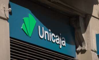 Fachada del banco Unicaja, a 3 de octubre de 2024, en Barcelona.