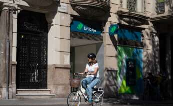 Fachada del banco Unicaja, a 3 de octubre de 2024, en Barcelona.