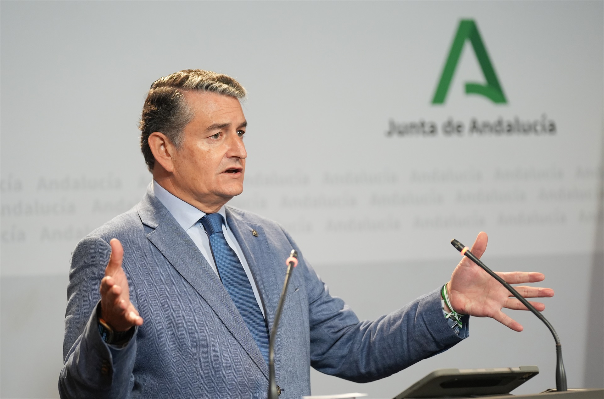 El consejero de la Presidencia, Interior, Diálogo Social y Simplificación Administrativa, Antonio Sanz, durante la rueda de prensa posterior al Consejo de Gobierno de la Junta de Andalucía.
