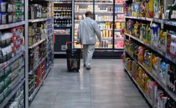 Una persona hace la compra en un supermercado.