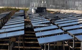Placas solares en un complejo tecnológico.